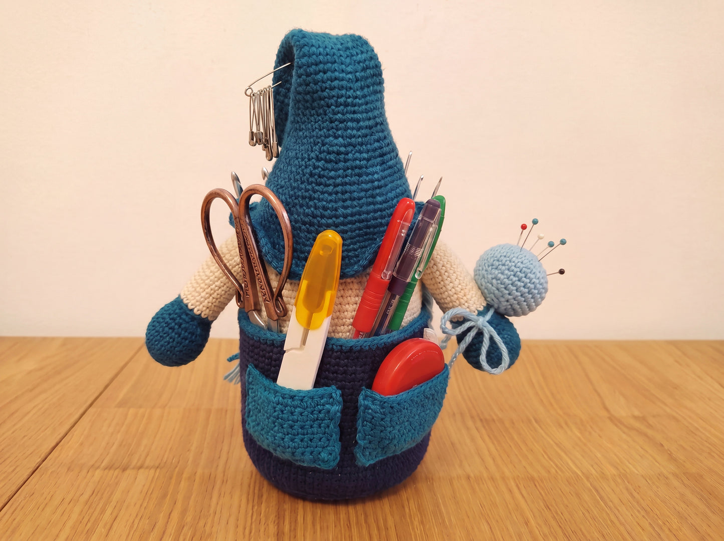 Organise Gnome Hooks Crochet Pattern: Step-by-Step Desk Caddy